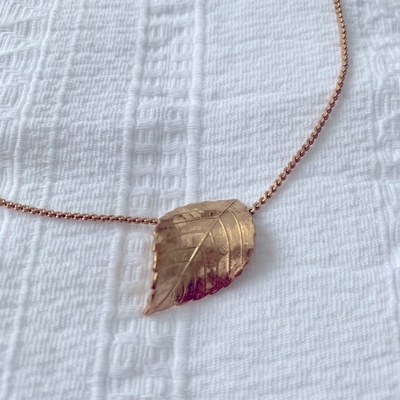 Gold coloured leaf necklace - Picture 2 of 2